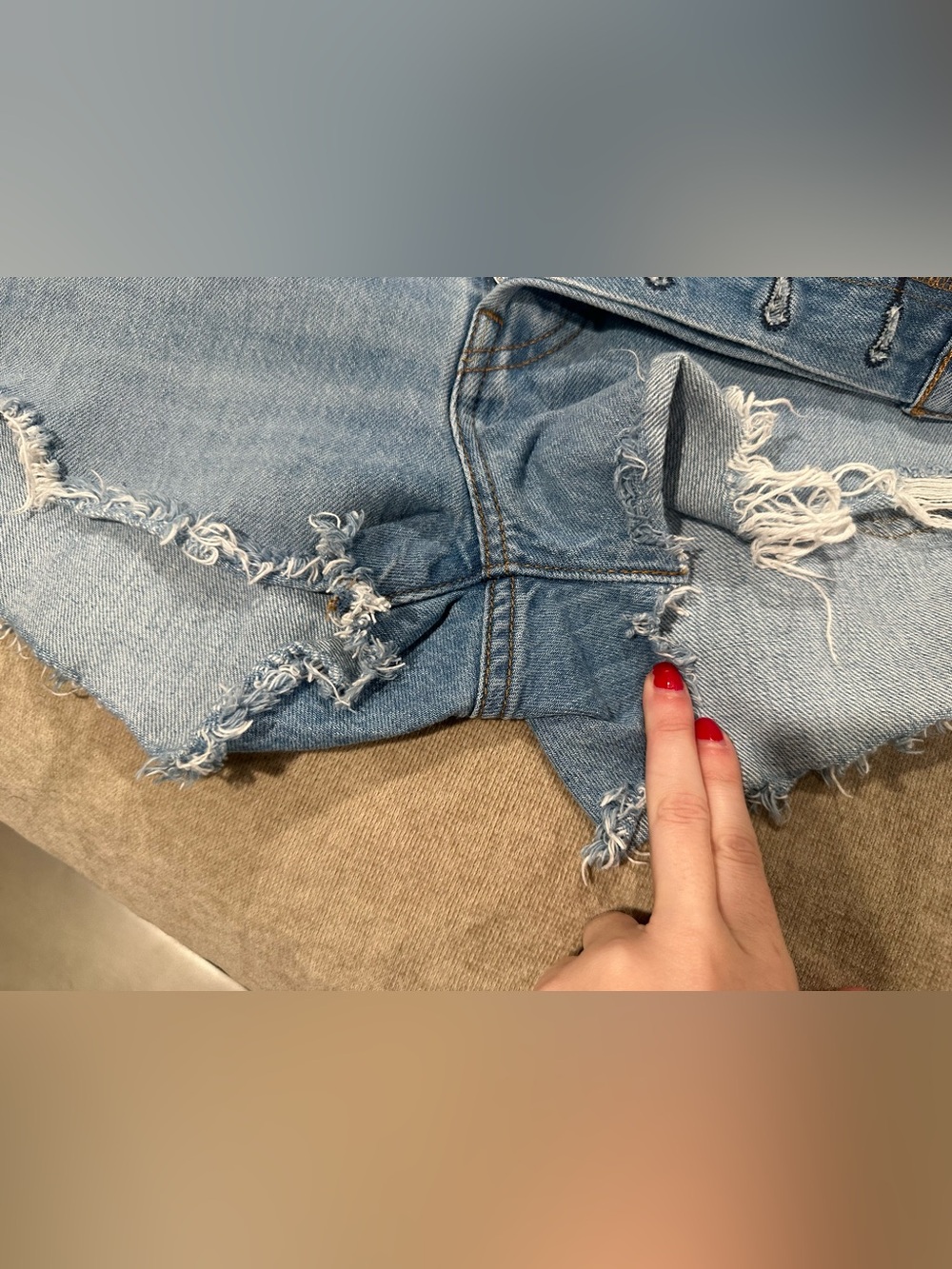 Levi High Rise Distressed Short 30 - Picture 5 of 7